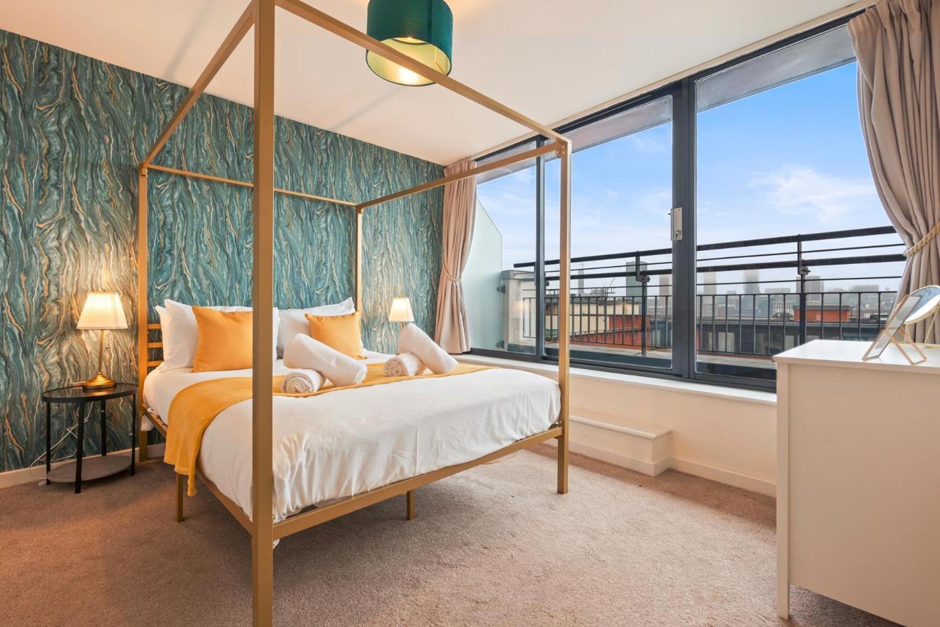 The Royale Penthouse - Skyline View - Balcony Apartment