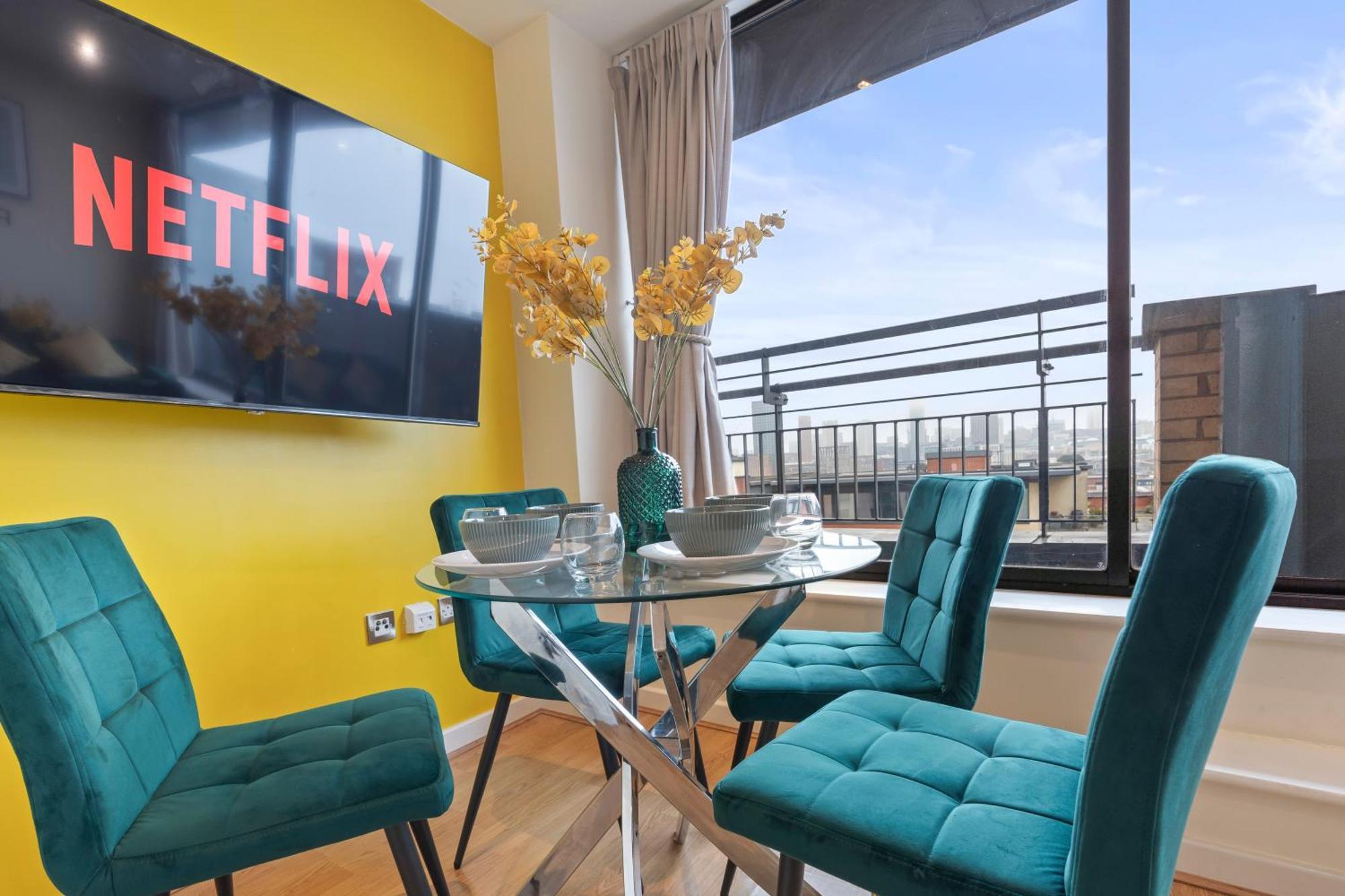 The Royale Penthouse - Skyline View - Balcony Apartment *